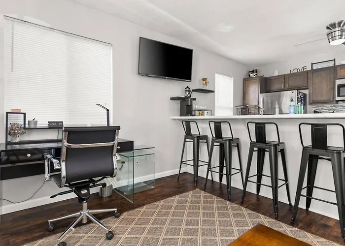 On Duryea - Cozy 1bd In The Heights *